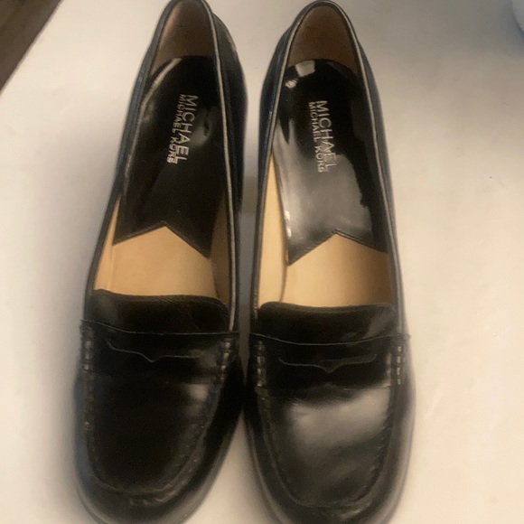 Michael Michael kors shiny black pump. - Picture 7 of 16